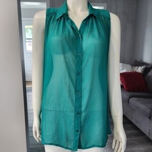 GAP - Sleeveless Green button down Shirt
